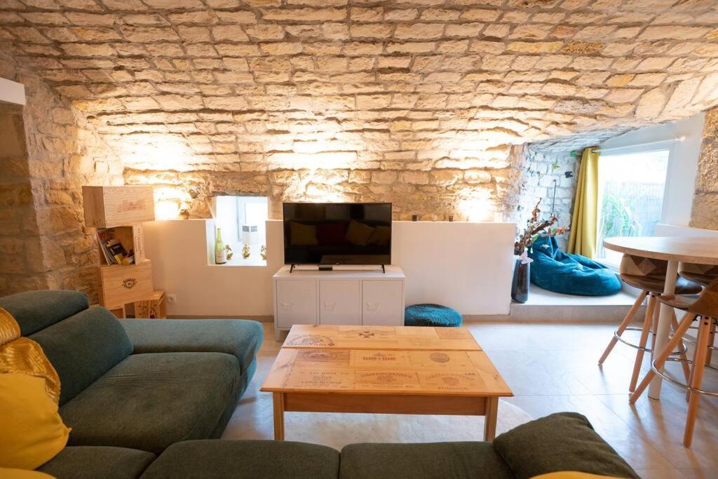 La Grotte Bourguignonne, Terrasse Exterieure *