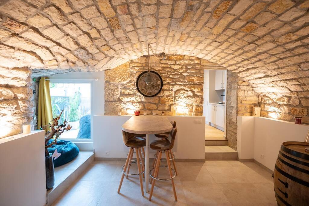 La Grotte Bourguignonne, Terrasse Exterieure